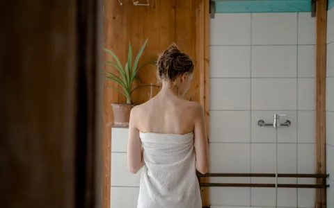 Erste Intimpflege &amp; Pubertät: Warum pH-angepasste Waschlotionen sanfter sind
