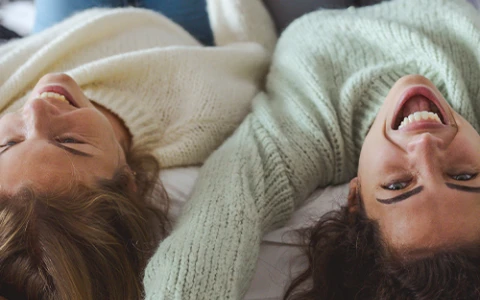  SO WIRKT SICH LACHEN AUF DEN KÖRPER AUS